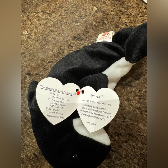 Ty Beanie Baby Waves The Whale DOB December 8, 1996 - Picture 4 of 4